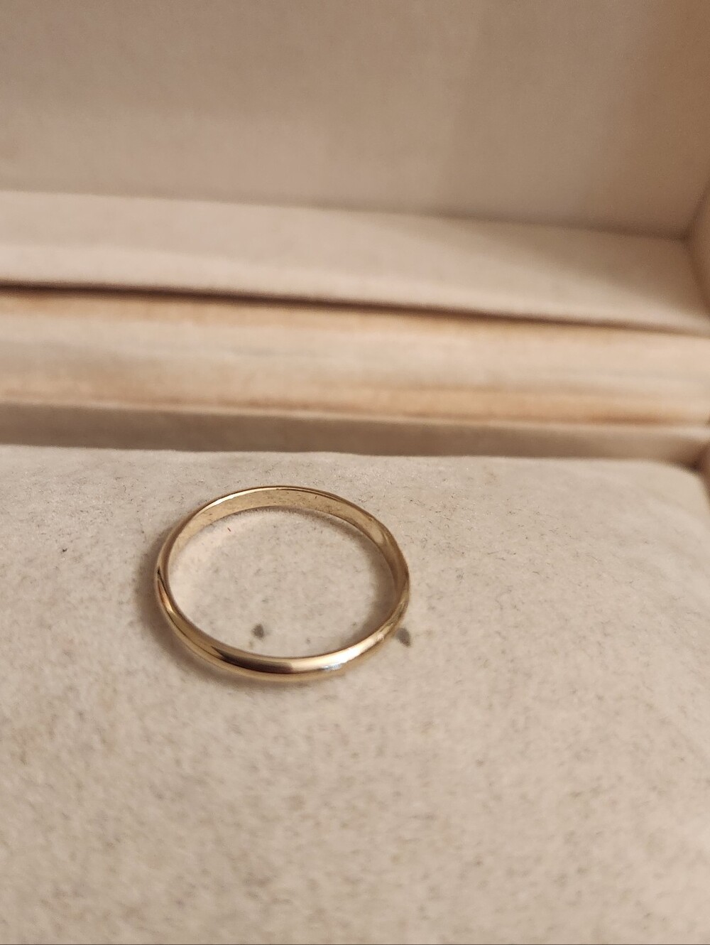 10KT GOLD BAND SOZE 6